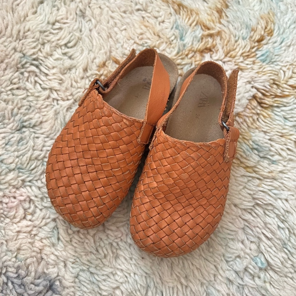 🥮 Zara girls woven leather clogs slides